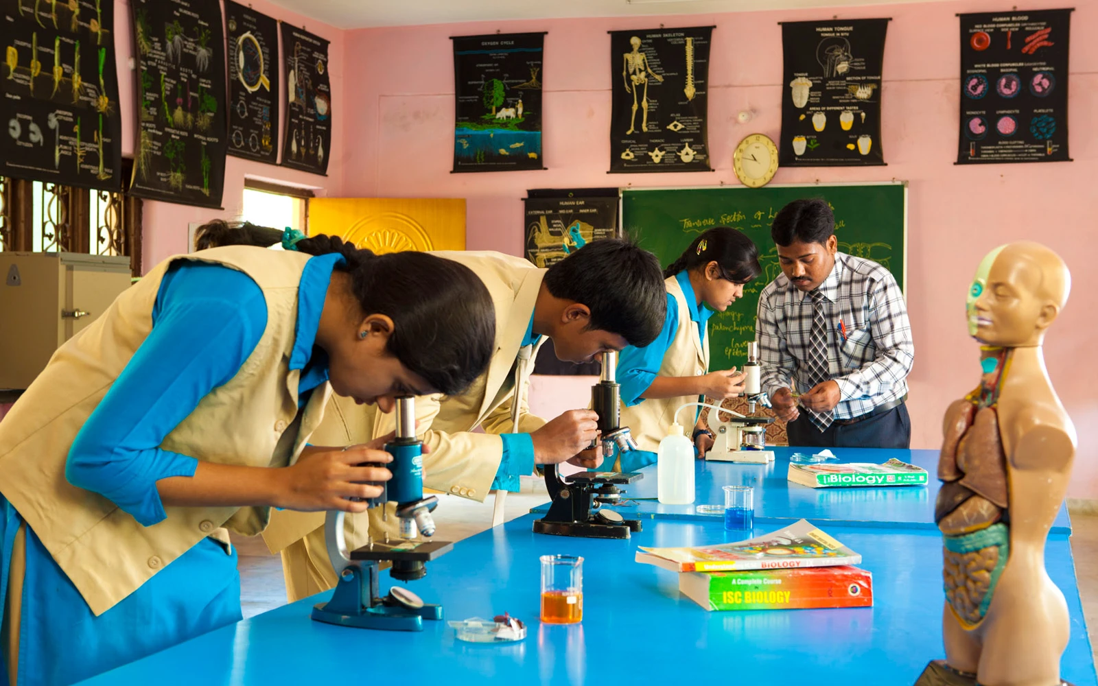 School leadership receiving prestigious education award at Abhyasa School